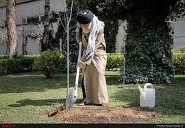در ایران، روز 15 تا 22 اسفند ماه به عنوان “هفته منابع طبیعی” نامگذاری شده است که نخستین روز این هفته یعنی 15 اسفند “روز ‌درختکاری‌” است. 2