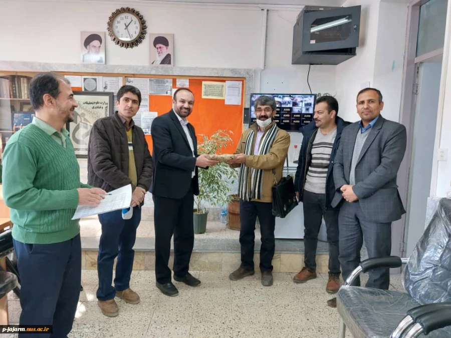 و با تقدیر و تشکر شایسته از استاد فرهیخته و فرزانه جناب آقای بختو که با نکته‌های دلاویز و گفته‌های بلند، صحیفه‌های سخن را  علم پرور نمود و همواره راهنما و راه گشای نگارنده در اتمام و اکمال پایان نامه بوده است.

    معلما مقامت ز عرش برتر باد    همیشه تو