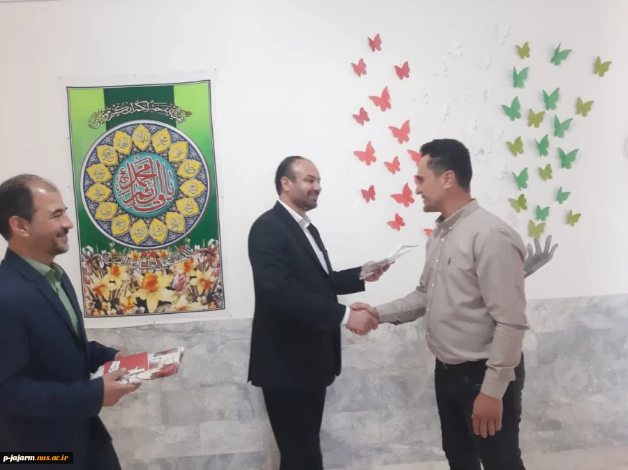تقدیر از دانشجوی برگزیده مسابقات فرهنگی دهه مبارکه فجر انقلاب اسلامی و روز جوان در مرکز جناب آقای حسین شفیع آبادی 2