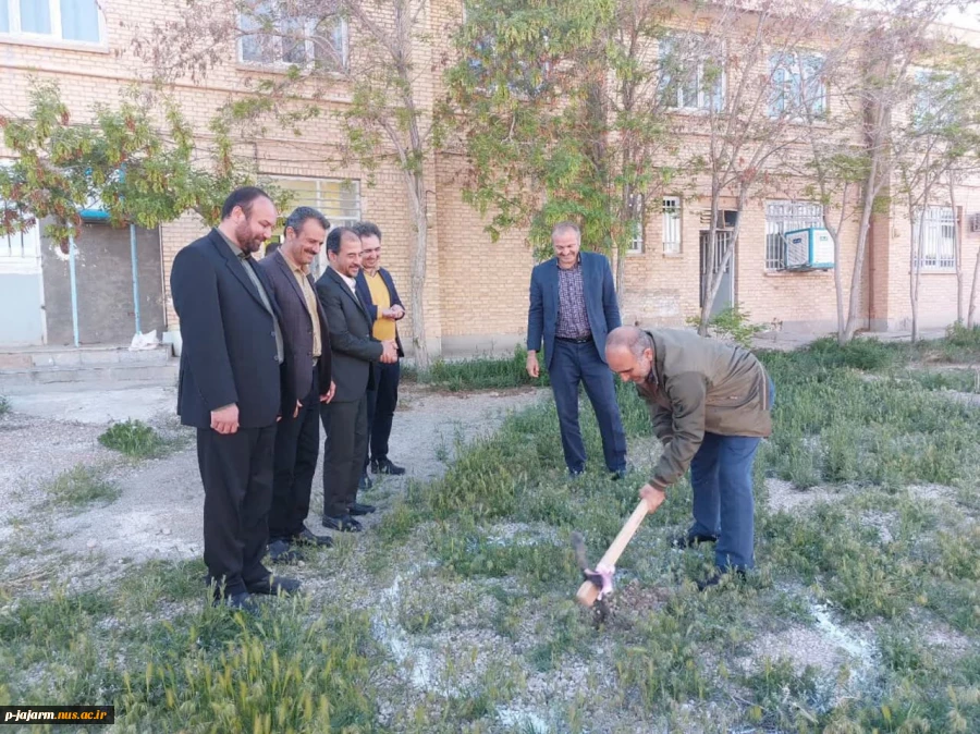 کلنگ زنی استخر ذخیره آب مرکز همزمان با بازدید ریاست محترم دانشگاه فنی و حرفه ای خراسان شمالی جناب آقای دکتر قاضی پور و هیات محترم همراه از دانشکده فنی جاجرم 2