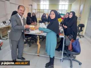 اهداء لوح تقدیر و هدیه به دانشجوی گرامی خانم عابدینی به مناسبت کسب رتبه اول  در مسابقه فرهنگی ماه مبارک رمضان و روز قدس