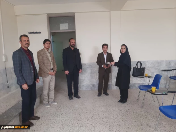 در روز معلم انجام شد:  تقدیر از اساتید محترم به مناسبت هفته معلم با حضورِ ریاست محترم مرکز در کلاس اساتید 2