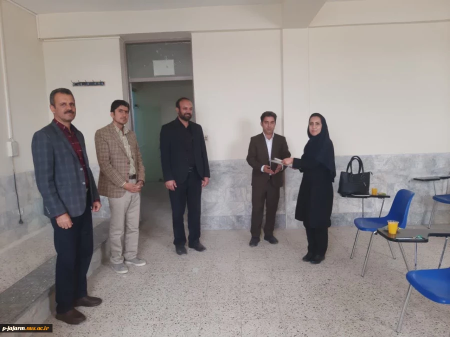 در روز معلم انجام شد:  تقدیر از اساتید محترم به مناسبت هفته معلم با حضورِ ریاست محترم مرکز در کلاس اساتید 2