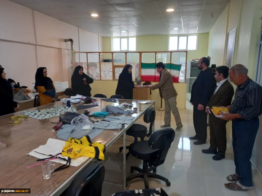 در روز معلم انجام شد:  تقدیر از اساتید محترم به مناسبت هفته معلم با حضورِ ریاست محترم مرکز در کلاس اساتید 3