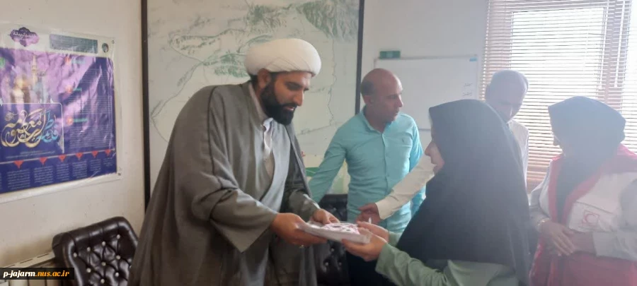 همزمان با دهه کرامت در محل دفتر امام جمعه محترم شهرستان انجام شد:  اهدای تقدیرنامه و جایزه به دانشجویان دختر عضو هلال احمر 3