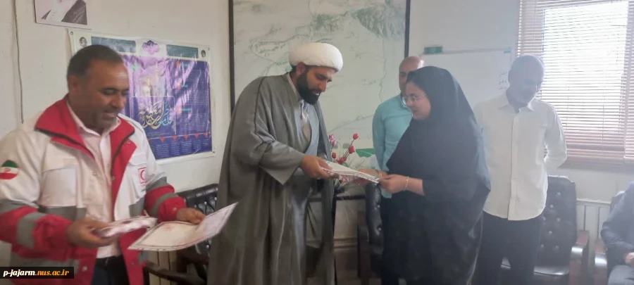 همزمان با دهه کرامت در محل دفتر امام جمعه محترم شهرستان انجام شد:  اهدای تقدیرنامه و جایزه به دانشجویان دختر عضو هلال احمر 4