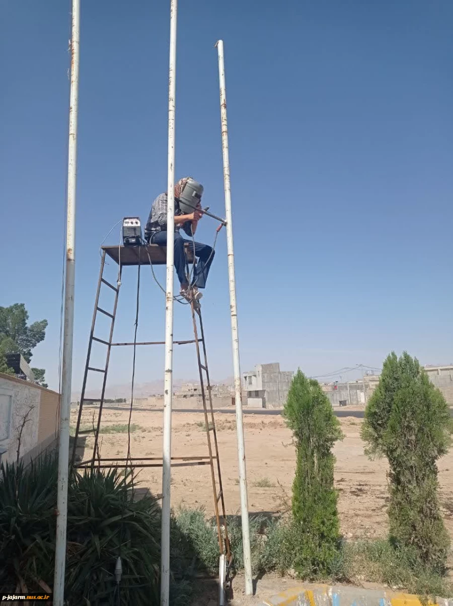 نصب و جوشکاری میله های پرچم در محل  ورودی درب دانشکده - 8 خرداد 1402  3