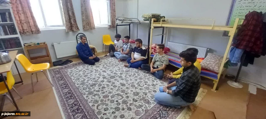 به مناسبت هفته خوابگاه های دانشجویی انجام شد: حضور ریاست محترم  اداره امور دانشجویی دانشکده جناب آقای ناصری در خوابگاه دانشجویان و نشست صمیمی با آنان 4