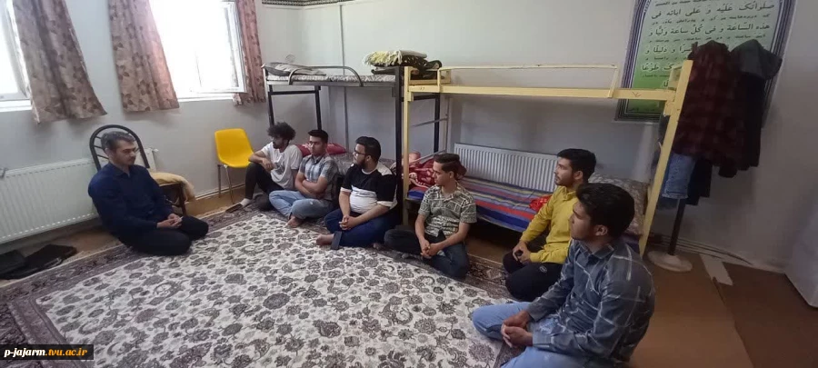 به مناسبت هفته خوابگاه های دانشجویی انجام شد: حضور ریاست محترم  اداره امور دانشجویی دانشکده جناب آقای ناصری در خوابگاه دانشجویان و نشست صمیمی با آنان 5